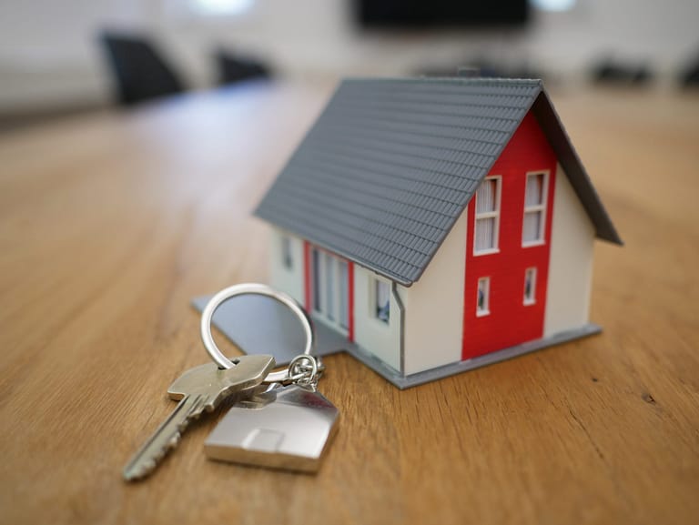 House keychain. photo by Tierra Mallorca (unsplash.com)