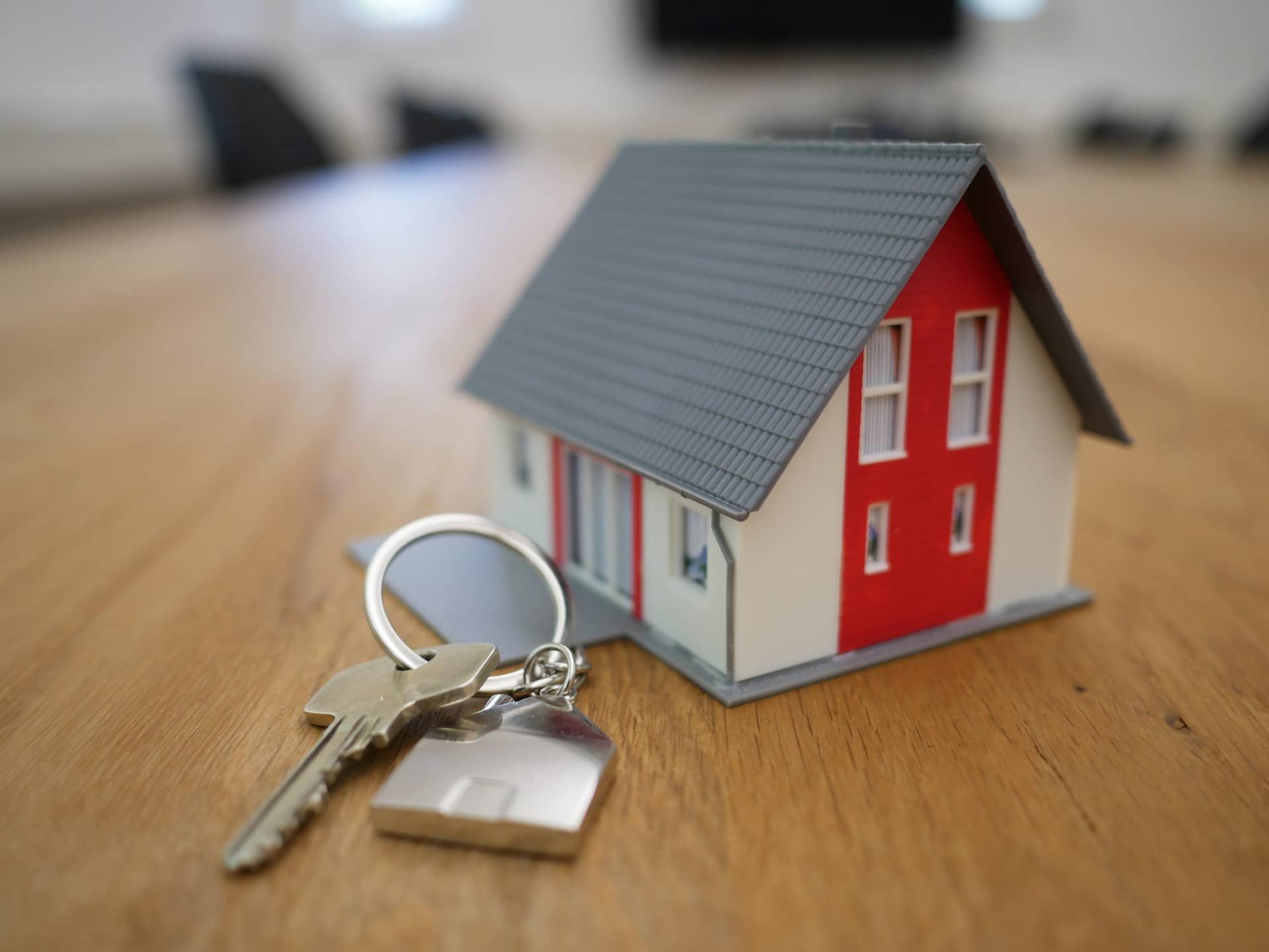 House keychain. photo by Tierra Mallorca (unsplash.com)